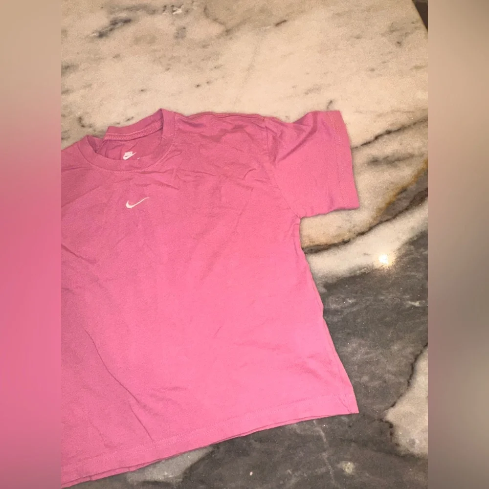 Nike Size Youth Large Loose‎ Fit Cropped Short Sleeve Tee in Pink